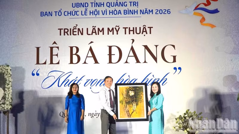 The artist’s family donates several works to the Quang Tri Museum. (Photo: Hoang Phuc)