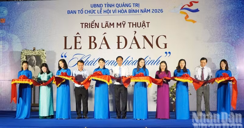 Delegates cut the ribbon to open the “Le Ba Dang – Aspiration for peace” exhibition. (Photo: Hoang Phuc)