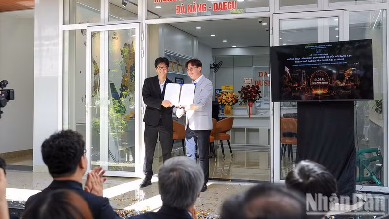 Businesses from the two countries exchange Memoranda of Understanding (MoUs) on cooperation. (Photo: Cong Vinh)