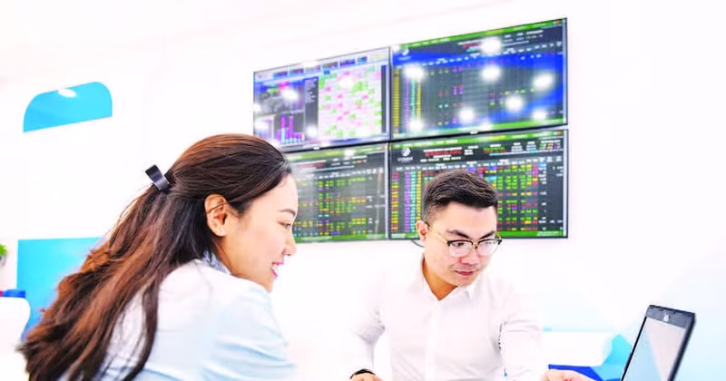 Investors monitor activity on the Vietnamese stock market. (Photo: Tue Nghi)