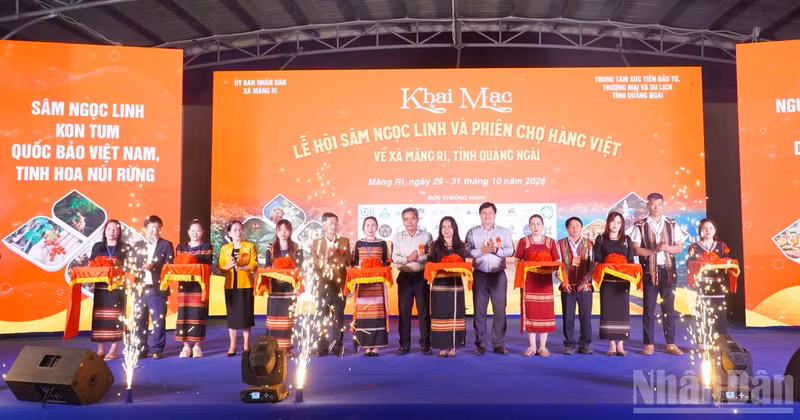 Delegates perform the ribbon-cutting ceremony to officially open the festival. (Photo: HIEN CU)