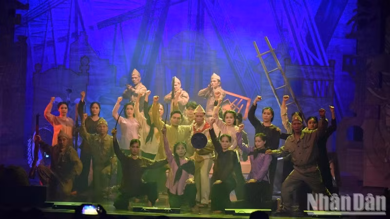The cai luong play recreates the determination of Ha Noi’s people and armed forces to fight against the French.