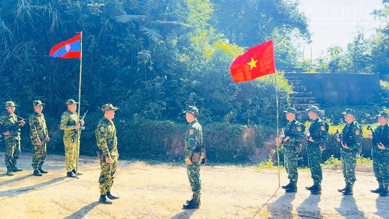 Chieng Tuong Border Guard Station and Border Guard Company 213 conduct a joint patrol along their assigned border section. (Photo: THUY DUONG)
