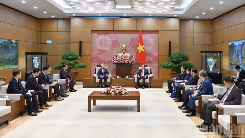 National Assembly President Tran Thanh Man (R) and Chairman of the Korea–Viet Nam Friendship Association Lee Shin-jae. (Photo: VNA)