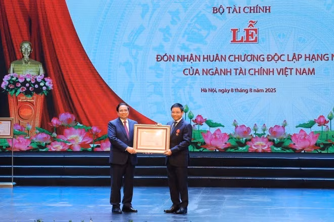 Prime Minister Pham Minh Chinh awarded a first-class Labour Order to member of the Party Central Committee and Minister of Finance Nguyen Van Thang. (Photo: VNA)
