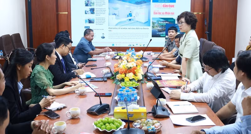 Editor-in-Chief Ninh Hong Nga speaks at the working session with the Cambodian delegation. (Photo: VNA)