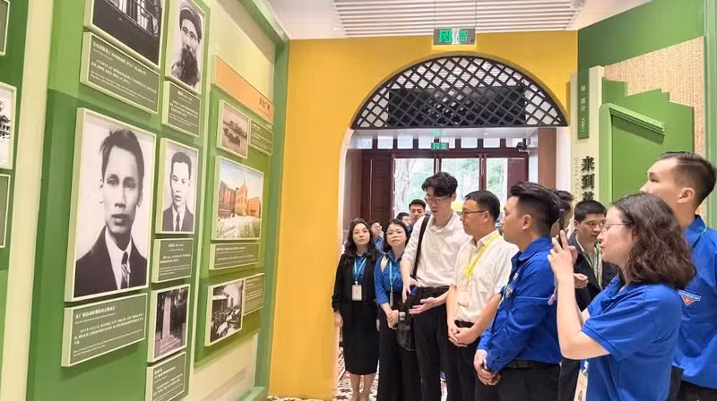 At the site, the delegation heard many simple yet profound stories about President Ho Chi Minh and the Vietnamese revolutionaries who had once operated there.