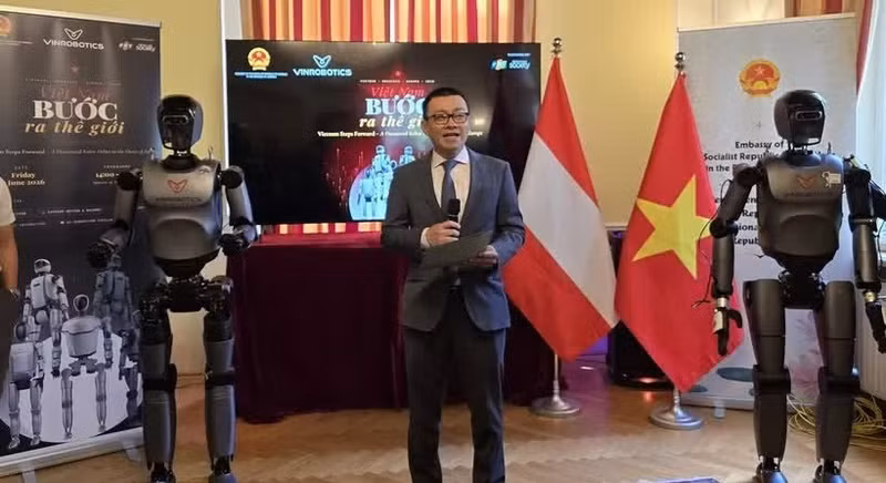 Vietnamese Ambassador to Austria Vu Le Thai Hoang speaks at the event. (Photo: VNA)