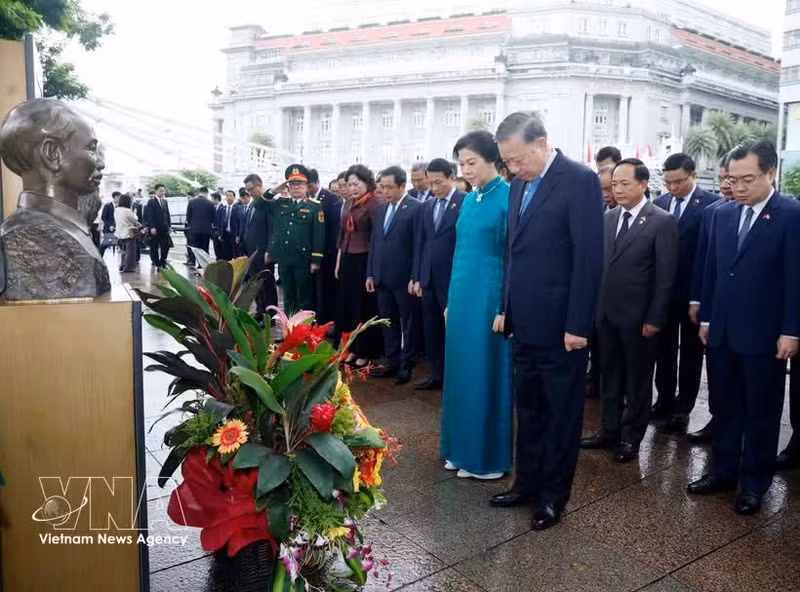 Vietnamese Party and State leader offers flowers in tribute to President Ho Chi Minh in Singapore
