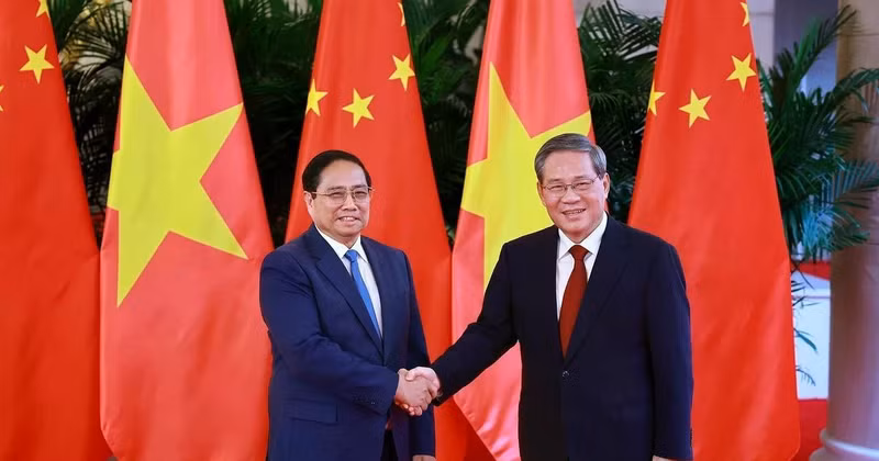Prime Minister Pham Minh Chinh (left) and Chinese Premier Li Qiang at their meeting in Tianjin on June 24 (Photo: VNA)