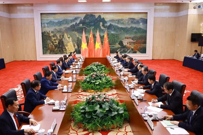 The talks between Prime Minister Pham Minh Chinh and Chinese Premier Li Qiang in Tianjin on June 24 (Photo: VNA)