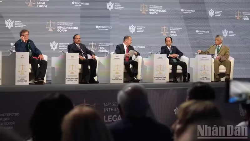 Panellists and keynote speakers at the plenary session of the 14th St. Petersburg International Legal Forum. (Photo: NDO)