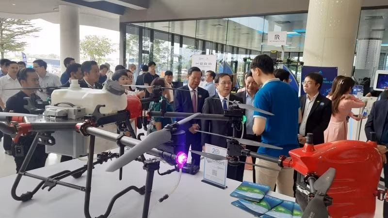 Visitors view high-tech products on display at the Ho Chi Minh City Hi-Tech Park. (Photo by contributor)