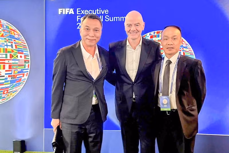 Representatives of the Viet Nam Football Federation meet with FIFA President Gianni Infantino at the FIFA Football Summit. (Photo: VFF)