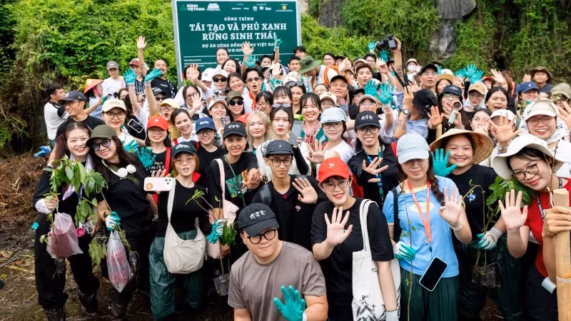 Artists and festival-goers plant trees at the Van Long Wetland Nature Reserve. (Photo: organising committee)