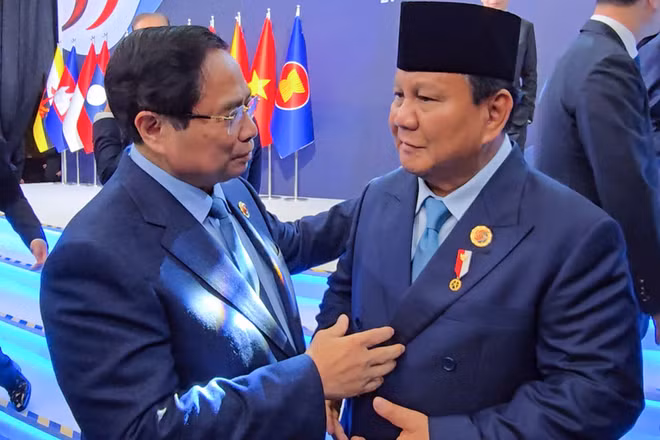 PM Pham Minh Chinh talks to Indonesian President Prabowo Subianto in Kuala Lumpur on October 27. (Photo: Ministry of Foreign Affairs)