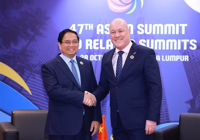 PM Pham Minh Chinh and New Zealand PM Christopher Luxon at their meeting in Kuala Lumpur on October 27. (Photo: VNA)