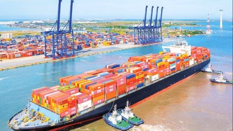 Import and export activities at Lach Huyen deep-water port in Hai Phong. (Photo: Dong Giang)