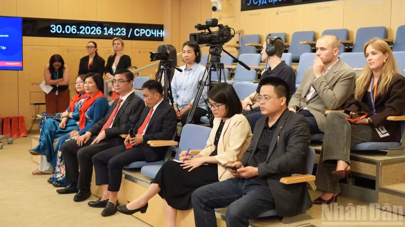 A delegation from Nhan Dan Newspaper along with representatives of Rossiya Segodnya and the Embassy of Viet Nam in Russia witness the signing ceremony. (Photo: THANH THE)