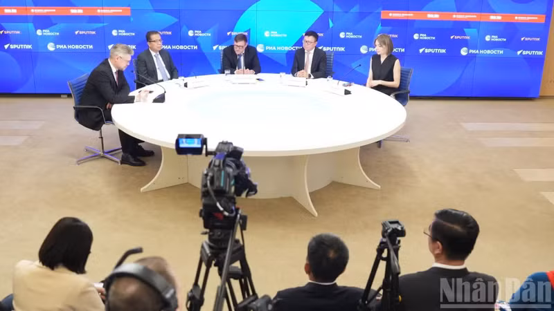Representatives of both sides discuss bilateral cooperation. (Photo: THANH THE)