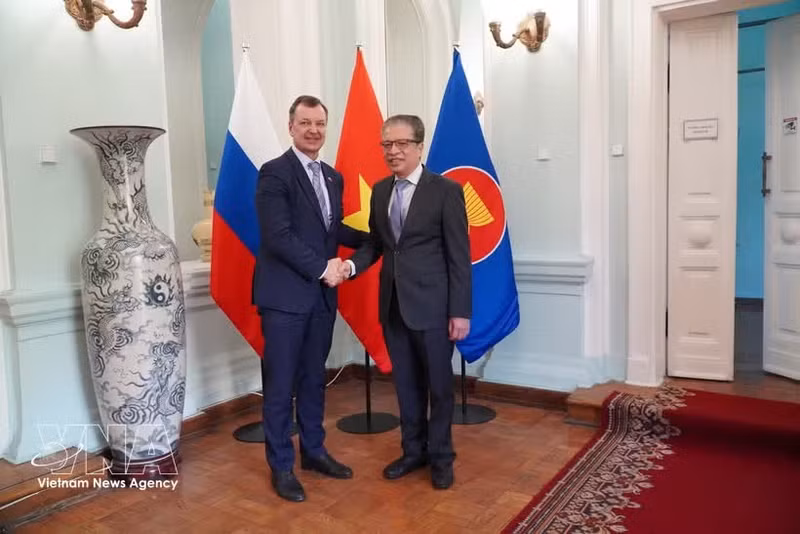 Vietnamese Ambassador to Russia Dang Minh Khoi (right) and First Deputy Chairman of the Federation Council of Russia Andrey Yatskin at their meeting in Moscow on May 14. (Photo: VNA)