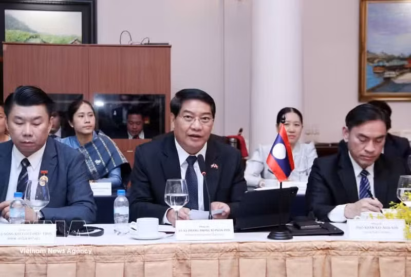Atsaphangthong Siphandone (centre), Secretary of the Vientiane Party Committee and Chairman of the municipal People’s Council, speaks at the working session. (Photo: VNA)