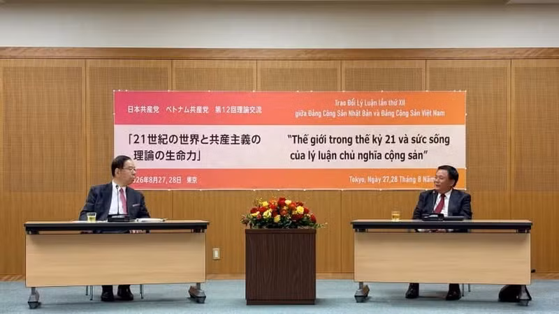 Prof. Dr. Nguyen Xuan Thang, Member of the Political Bureau of the 13th Central Committee and Chairman of the Central Council for Theoretical Studies (right) and Shii Kazuo, Chairman of the JCP Central Committee at the exchange (Photo: VNA)