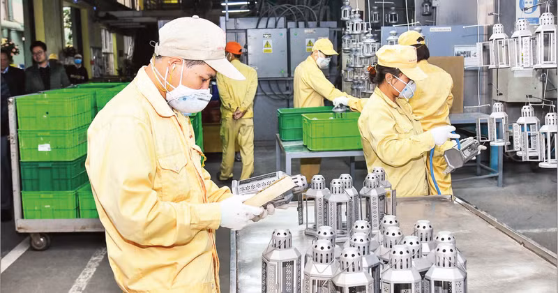 Production at Thang Long Metal Wares JSC in Ha Noi. (Photo: TUE NGHI)