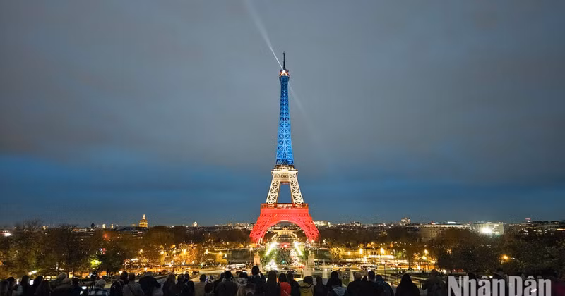 The Eiffel Tower, a symbol of France, is illuminated during a light display. (Photo: Minh Duy)