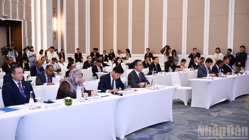 An overview of the roundtable discussion. (Photo: TRAN HAI)