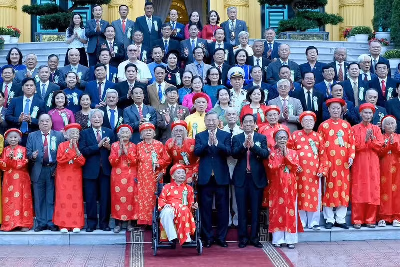 Party General Secretary and State President To Lam and other delegates pose for a group photo on June 5. (Photo: NDO)