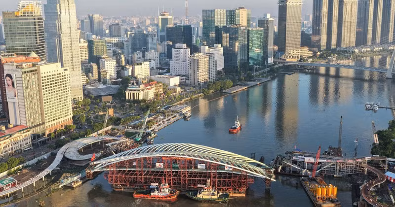 The pedestrian bridge across the Sai Gon River is expected to open to the public during the 2027 Lunar New Year holiday. (Photo: THE ANH)