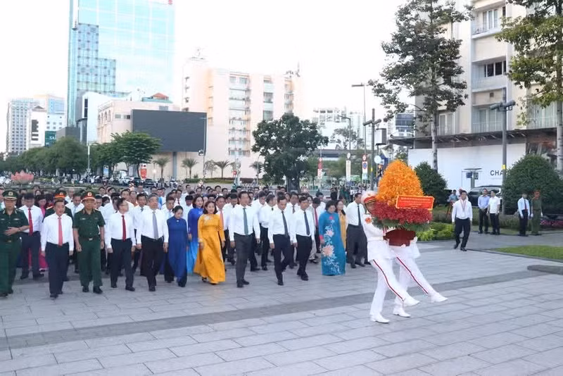 Ho Chi Minh City leaders offer flowers in tribute to President Ho Chi Minh on July 1. (Photo: VNA)