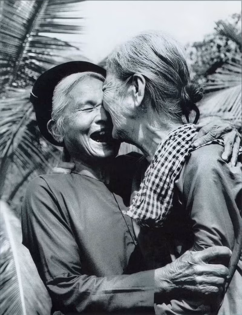 The renowned photograph “North–South Reunion” is an image by photographer Vo An Khanh from 1975.