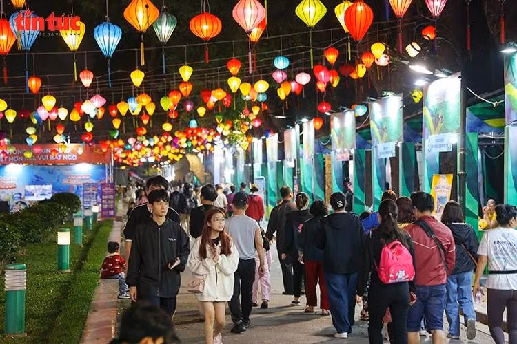The Ha Noi Tourism Festival 2026 at Thong Nhat Park attracts large numbers of residents and visitors for sightseeing and hands-on experiences. (Photo: VNA)