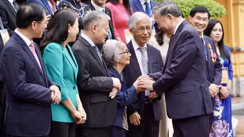General Secretary of the Communist Party of Viet Nam Central Committee and President To Lam meets with prominent overseas Vietnamese delegates attending the 4th World Conference on Overseas Vietnamese and the Forum of Overseas Vietnamese Experts and Intellectuals. (Photo: The State Committee for Overseas Vietnamese Affairs.)