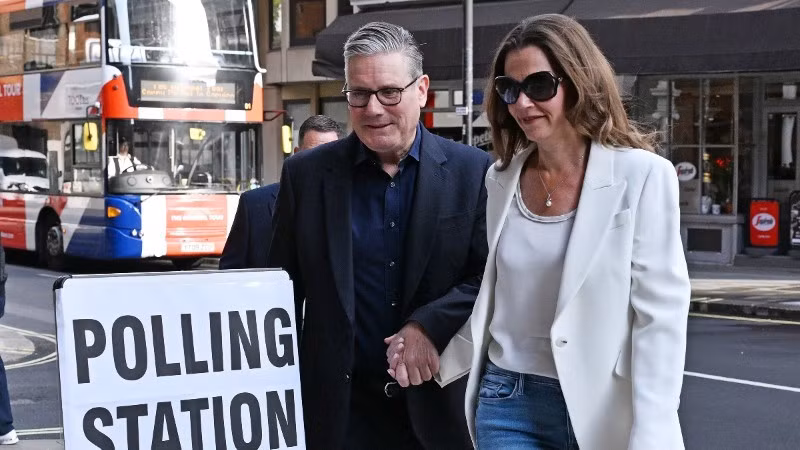 Prime Minister of the UK Keir Starmer (left) and his wife arrive at a polling station for the local council elections in London on May 7, 2026. (Photo: Xinhua/VNA)