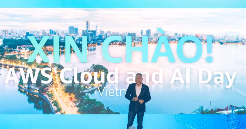Eric Yeo, Managing Director of AWS Viet Nam, speaks at the AWS Cloud and AI Day in Ha Noi.