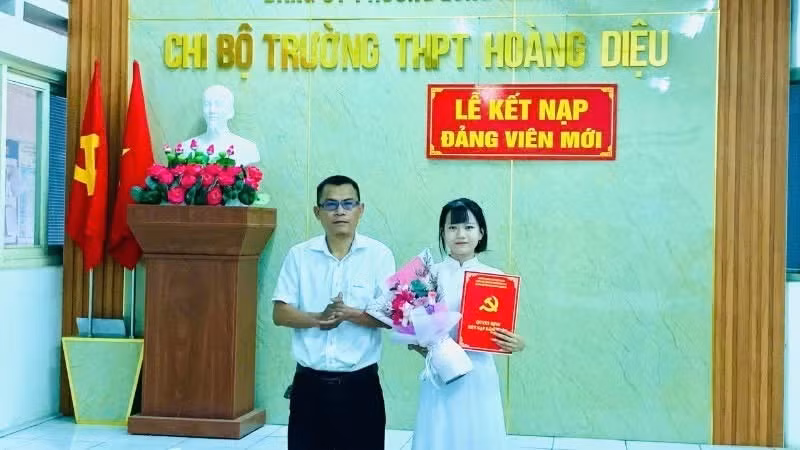The Party cell of Hoang Dieu High School in Dong Nai Province has successfully admitted outstanding students into the Party in recent years.