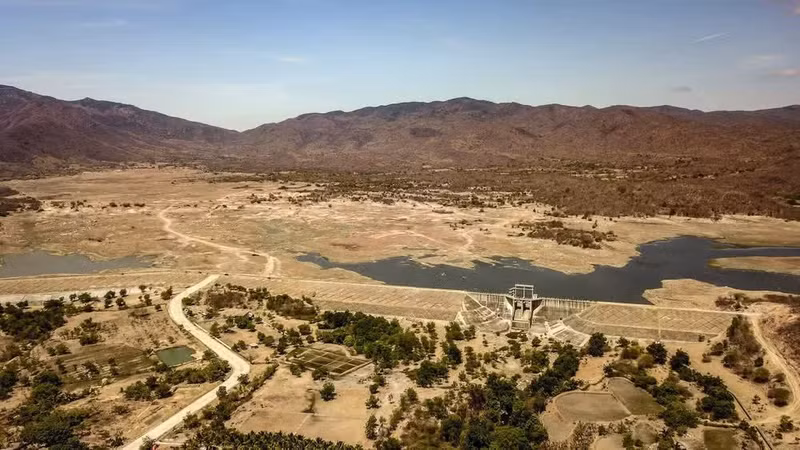 Prolonged hot weather has caused the Song Bieu reservoir in the former Ninh Thuan Province, now part of Khanh Hoa Province, to dry up completely. (Photo: Thanh Dat)