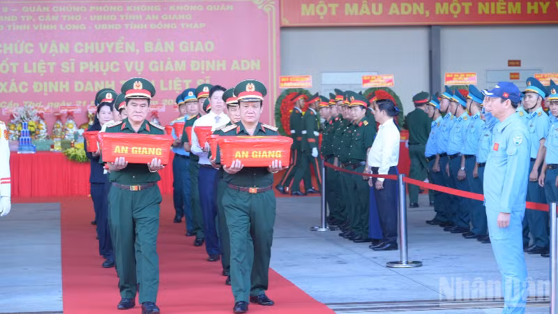Leaders of the Military Region 9 Command hand over samples of martyrs’ remains for DNA testing. (Photo: HUU TAI)