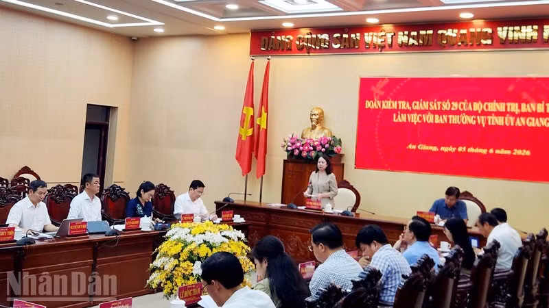 Vice President Vo Thi Anh Xuan speaks at the working session.