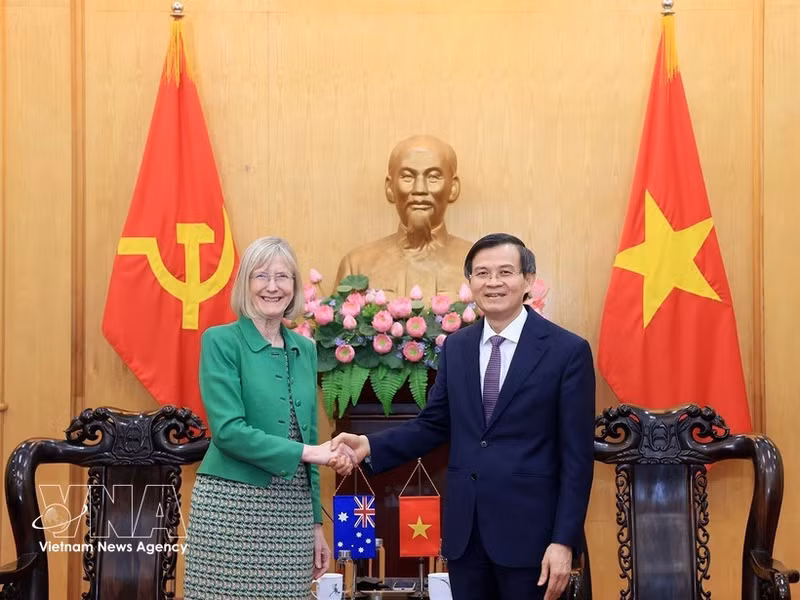Viet Nam promotes senior official training cooperation with Australia, India