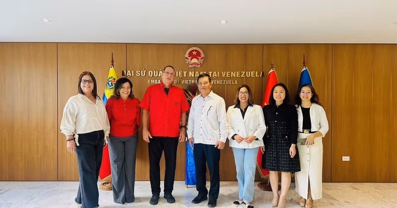 Leaders of the United Socialist Party of Venezuela pose for a commemorative photo with Ambassador Vu Trung My and staff of the Vietnamese Embassy. (Photo: Embassy of Viet Nam in Venezuela)