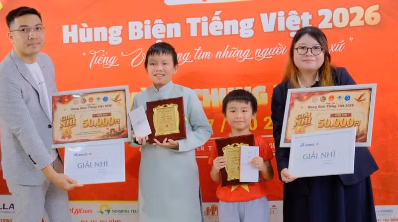 The organisers present Second Prizes to the runners-up