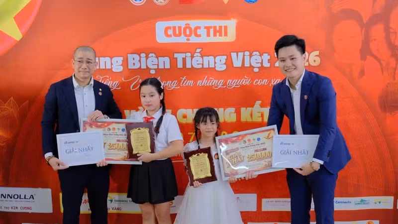 The organisers present two First Prizes to the top-performing contestants in each category.