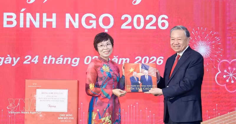 VNA General Director Vu Viet Trang (L) presents a photo book to Party General Secretary To Lam. (Photo: VNA)