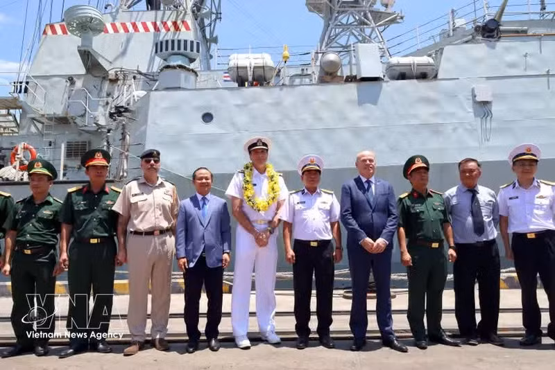 Officials at the welcome ceremony for the Canadian Navy’s HMCS Charlottetown frigate at Tien Sa Port in Da Nang on May 15 (Photo: VNA)