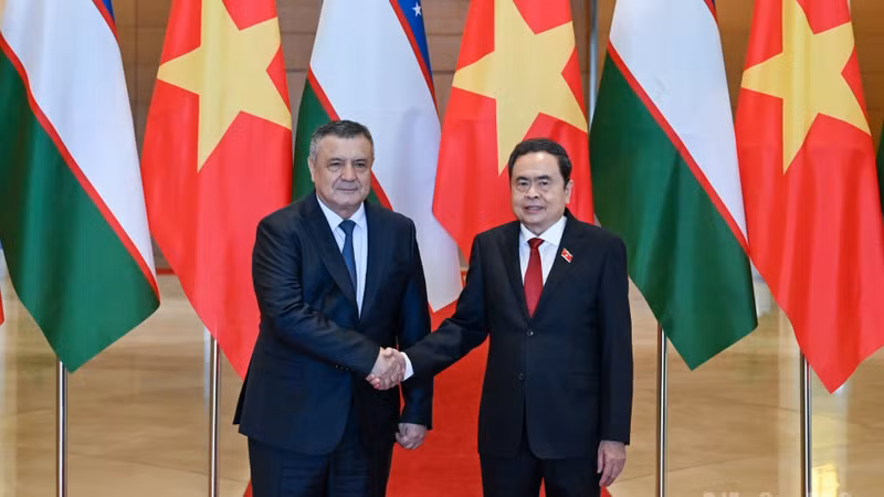 NA Chairman Tran Thanh Man meets with Lower House Speaker of Uzbekistan Nuriddin Ismoilov.