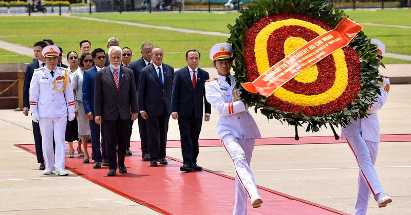 Timor-Leste Prime Minister Kay Rala Xanana Gusmao lays a wreath at the Ho Chi Minh Mausoleum in Ha Noi.